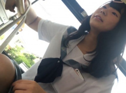 【ＨＤ盗撮動画】イイやつです！通学中のバス内で超絶美少女な女子高生のパンチラ撮り放題ｗｗｗの画像