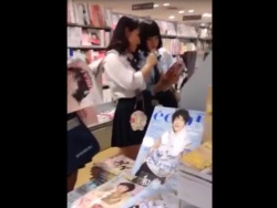 【盗撮動画】書店で立ち読み中の制服美少女の背後に回り込んでムチ尻パンチラを逆さ撮りｗｗｗの画像