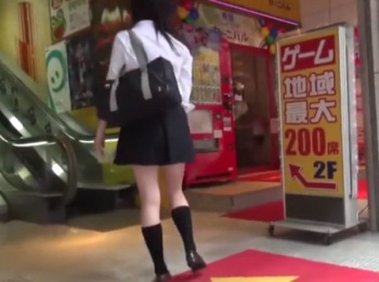 【隠撮動画】ゲーセンの前で張り込んで入店する制服美少女に付き纏うようにパンチラを捕獲したｗｗｗの画像