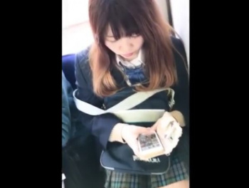 【HD盗撮動画】背伸びJKのレッドパンティ!!!電車内で逆さ撮りした制服美少女のパンチラ危険映像！！の画像
