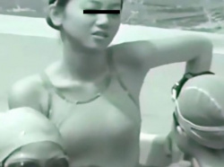 【盗撮動画】即削除！市民プールでJS小●生の美少女を赤外線カメラで撮影すると乳首透けてるｗｗｗの画像