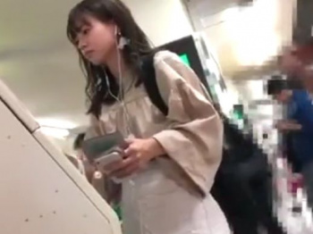 【盗撮動画】超キュートな童顔女子大生の美少女ギャルを駅構内で粘着してパンチラGETしたｗｗｗの画像