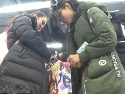 【HD盗撮動画】買い物中の中国人オタク女子を逆さ撮りしてパンチラGETしてみたｗｗｗの画像