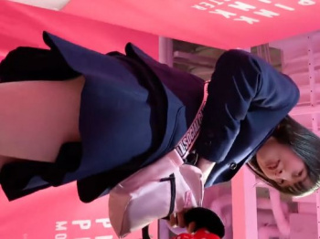 【HD盗撮動画】激カワ清純系美少女のJKがディ◯ニーランドでデート中にパンチラを攻略！の画像