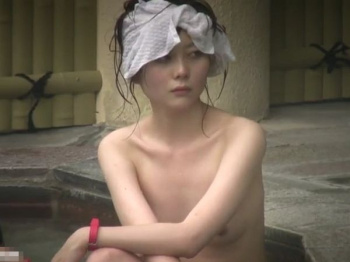 【HD盗撮動画】旅館従業員が隠し撮り！女子風呂で宿泊女性のスレンダー全裸を無断撮影！の画像