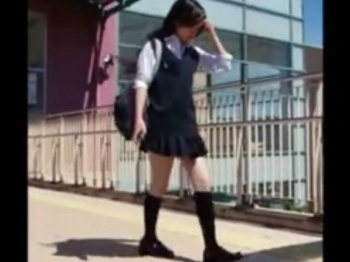 【盗撮動画】激カワ美少女のJKのスカート内を隠し撮りした尾行パンチラ映像が危険すぎる！の画像