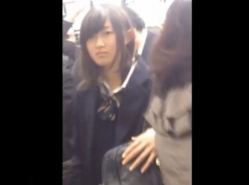【盗撮動画】電車で見かけた半端ない美少女具合の女子校生を尾行して捲りパンチラ！！の画像