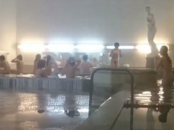 【盗撮動画】隠し撮り映像！某ホテルの女子風呂大浴場で修学旅行中の娘たちの裸体を傍観！！の画像