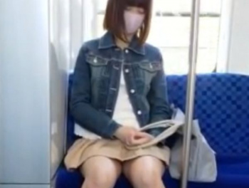 【盗撮動画】電車でウトウト・・・。素人美人さんの股間を凝視してパンチラ隠し撮り！の画像
