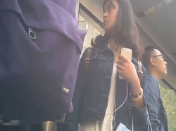 【盗撮動画】バス停で見かけた清楚な女子大生お嬢さんの極上パンチラを逆さ撮り！！の画像