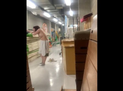【HD盗撮動画】美巨乳ポロリ!!!スポーツ施設の倉庫で着替える女性スタッフの流出映像！！の画像
