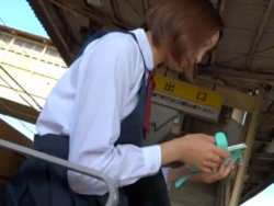 【盗撮動画】純白パンティ！通学中の可愛い女子校生に付き纏ってパンチラを隠し撮り公開！！の画像