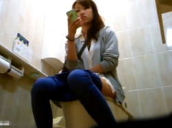 【盗撮動画】ヤバイやつ！女子トイレで用を足す美人美女の股間丸出し映像を無断で隠し撮り！！の画像