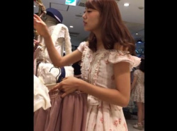 【盗撮動画】お姫様のように可愛らしいショップ店員さんの接客中にパンチラ逆さ撮りして堪能するｗｗｗの画像