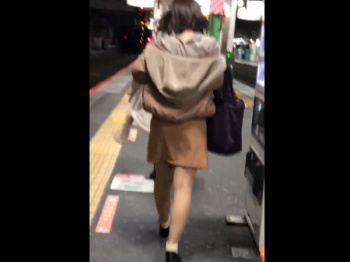 【盗撮動画】素人投稿もの！駅のホームで見かけた美脚ギャルを尾行してエスカレーターでパンチラをスマホ撮り！！の画像