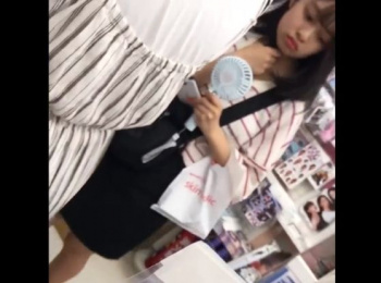 【HD盗撮動画】入手困難！私服姿のマジで可愛いJC中○生の美少女のパンチラを店内で隠し撮りしてる！！！の画像