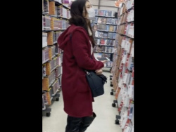 【盗撮動画】レンタルDVD店で素人ギャルの股間をロックオン！しゃがみ込んだ瞬間の正面パンチラを隠し撮りｗｗｗの画像