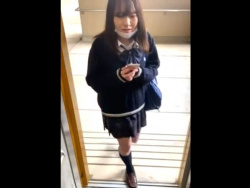 【盗撮動画】ヤバイやつ！エレベーターに乗り込んできた現役JKちゃんのスカート内を逆さ撮りしてパンチラ無断撮影！！の画像