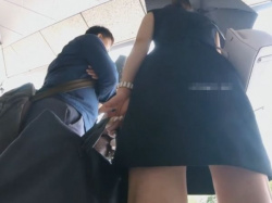 【盗撮動画】イイ女臭がダダ洩れの美脚お姉さまのスカート内を逆さ撮りして黒パンティを隠し撮りに成功ｗｗｗの画像