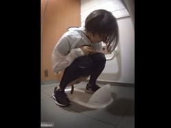 【盗撮動画】和式女子トイレ隠し撮り！可愛い顔して大便排出中の素人お嬢さんの捕獲に成功！！！の画像