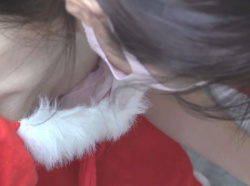【HD盗撮動画】神動画！クリスマス商戦のイベントでサンタコスの超美人コンパニオンの乳首ゲット隠し撮りｗｗｗｗｗｗの画像