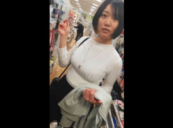 【盗撮動画】バレたら即逮捕！巨乳ニットが目を引く激カワ素人ギャルの買い物中にリスクが高すぎるスカート捲りパンチラを敢行してる！！！の画像