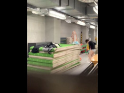 【盗撮動画】ヤバイやつ！某大学の体育館倉庫に隠しカメラを設置して撮影された美人女子大生の着替え映像がネット上に拡散！！！の画像