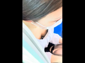 【盗撮動画】入手困難！まさかの乳首ゲット！電車移動中の美人OLの胸チラ美乳の隙間を覗き込み！！！の画像