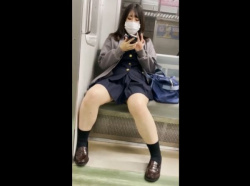 【HD盗撮動画】現役女子校生の下半身を隠し撮り！コンビニや電車の対面からとパンチラを乱獲しまくった映像を共有するｗｗｗｗｗｗの画像