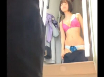 【盗撮動画】パンティがエロい！完璧美乳がポロり！スレンダー美ボディのショートカット美人さんの試着中を店員が隠し撮りした映像を身勝手にも共有！！の画像