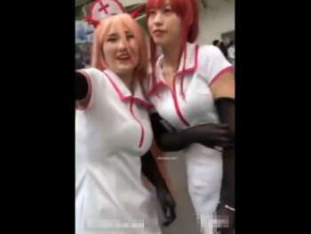 【盗撮動画】イベント会場でコスプレ完成度はイマイチだが抜群にお色気溢れてるギャル二人組の食い込みパンチラを隠し撮りｗｗｗｗｗｗの画像