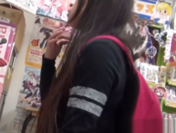 【盗撮動画】美少女オタク女子を逆さ撮り！店内でスカート内を撮影すると尻肉丸出しのTバック食い込みパンチラを撮れてしまうｗｗｗｗｗｗの画像