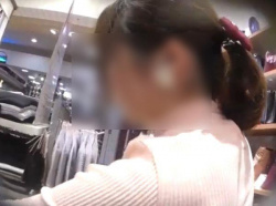 【盗撮動画】逆さＨＩＲＯ！巨乳ニットが目を見張る美人ショップ店員のお姉さんのパンチラを攻略！の画像