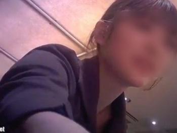 【盗撮動画】レストランの激カワ店員さんの接客最中に呼び止めてスカート内からパンチラを逆さ撮り！の画像