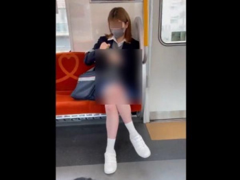 【盗撮動画】激カワ美少女の女子校生のパンティを狙ってストカーする変態男に幸運が訪れた瞬間！の画像