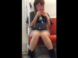 【盗撮動画】電車対面の美女の股間！真っ向から覗き可能なアングルで見るパンチラとか絶景すぎｗｗｗの画像