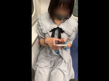 【HQ盗撮動画】美少女のスカート内を逆さ撮り！パンチラどころかブラちら腹チラまで到達の奇跡！の画像