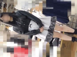 【HQ盗撮動画】ゴスロリ風ファッションの美少女ショップ店員（橋本環奈似）の逆さ撮りパンチラｗｗｗｗｗｗの画像