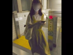 【盗撮動画】マニア必見！文学女子の清純はお嬢さんの逆さ撮りパンチラをエスカレーターでスマホ撮影！の画像