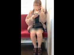 【盗撮動画】電車対面でスマホに夢中なギャルの無防備な股間からチラ付いたパンティをスマホ撮り！の画像