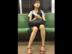 【盗撮動画】これぞ至福のひと時♡電車対面の激カワお嬢さんの細い美脚の隙間からパンチラを覗き込みｗｗｗの画像