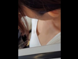 【HQ盗撮動画】後ほどじっくりと堪能するために空港のロビーでギャルの胸チラを隠し撮り！の画像