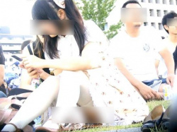 【HQ盗撮動画】家族で行楽ピクニックを楽しむツインテール美少女の股間からチラ見えする純白パンティｗｗｗの画像