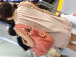 【盗撮】ショートヘア小顔美人のお姉さんのパンチラを駅構内で逆さ撮りすると超ムチ尻で最高すぎたｗｗｗの画像