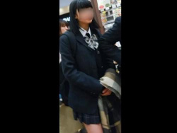 【盗撮】細く真っ直ぐに伸びる超絶美脚と幼さ残す表情が危険な制服女子校生のパンチラを無断撮影！の画像