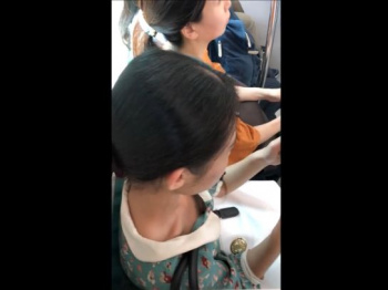 【盗撮】スマホ撮り胸チラ映像！電車内で清純そうな素人お嬢さんの胸元を特等席から覗き込み！の画像