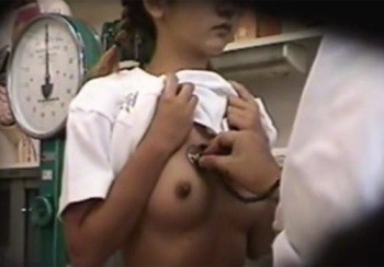 【JK盗撮動画】健康診断で女子校生が体操着を捲り上げ生乳を見せる瞬間がエチエチで堪らんぞｗｗｗの画像