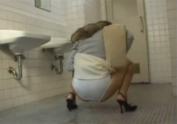【トイレ盗撮動画】尿意を我慢してるお姉さんが個室に入る前にパンツ履いたままお漏らしするｗｗｗの画像