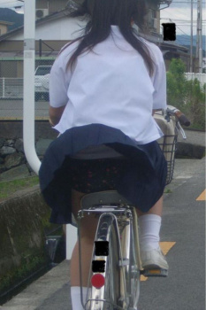 ミニスカJKが自転車に乗ると風でスカートがひらひらしてパンチラどころかパンモロの画像