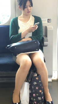 電車に乗ったら対面にすわるお姉さんのパンチラを期待するやつwwwの画像